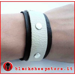 Bracciale in pelle rivettato